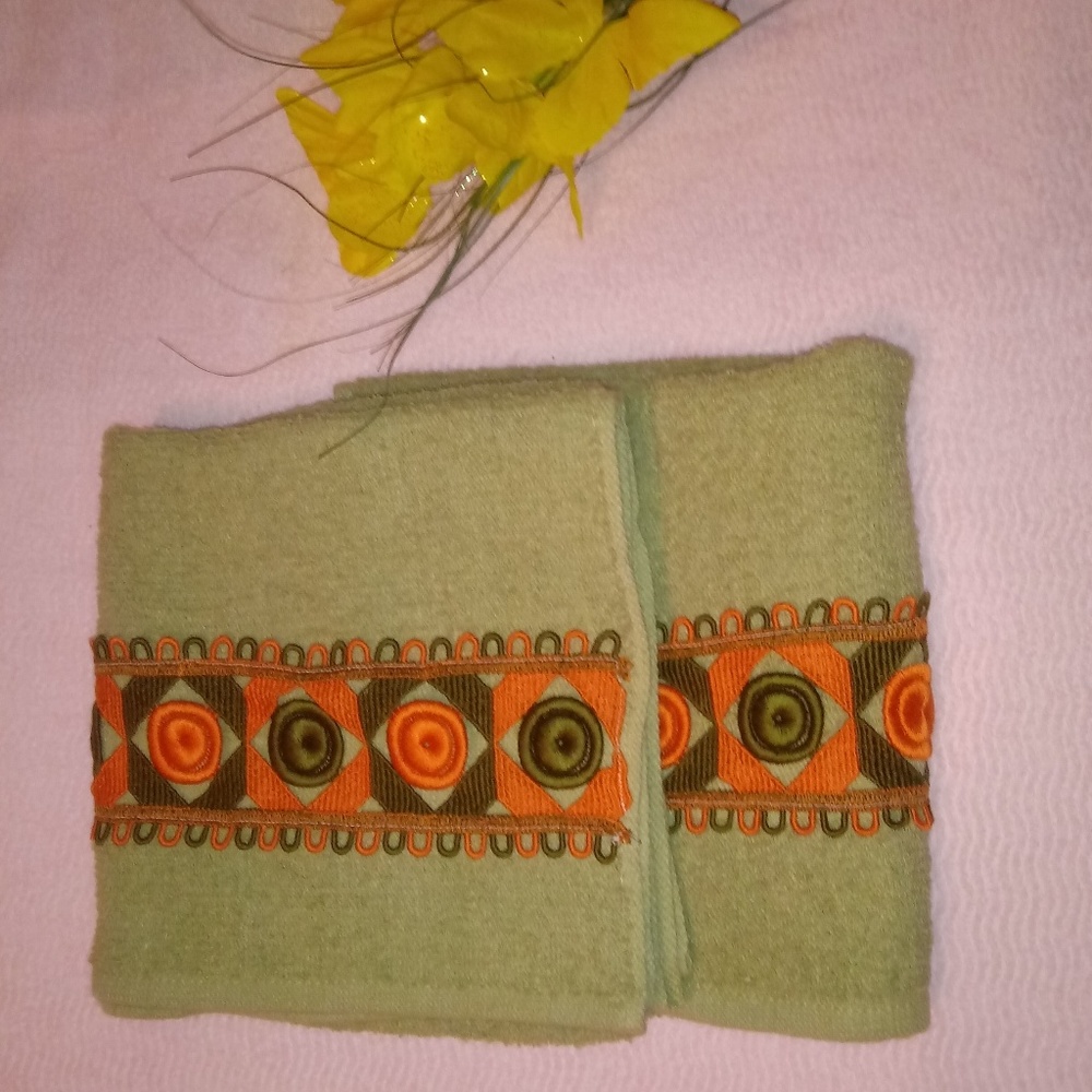 Set of (2) hand towels